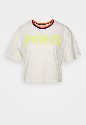 Valkoinen lyhyt T-paita, jossa rohkea keltainen "POLO"-grafiikka ja monivärinen resorireuna oranssin, violetin ja mustan sävyissä.