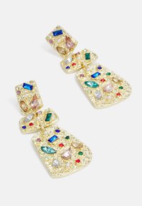 Guldtonade örhängen med intrikata mönster och flerfärgade ädelstenar i olika former, inklusive droppformade och rektangulära snitt.