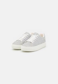 Sneakers argentati con tomaia texturizzata e luccicante, lacci bianchi e una suola spessa bianca. Presentano embellishments lucenti in tutto il design.