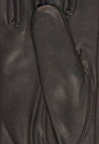 Schwarze Lederhandschuhe mit glatter Oberfläche, enganliegendem Design, verstärkten Nähten und klassischem Stil. Geeignet zum Schutz bei kaltem Wetter.