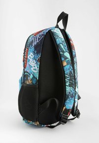 Mochila multicolor con un diseño gráfico que presenta acentos en azul, negro y rojo. Incluye un respaldo de malla acolchada y correas ajustables.