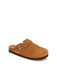 Scarpa slip-on in suede marrone con interno peloso, dotata di una sola fascia regolabile con fibbia e suola in gomma texturizzata.