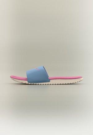 Sandale à enfiler bleue et rose avec semelle texturée et semelle intérieure nervurée, vue de côté sur fond neutre.