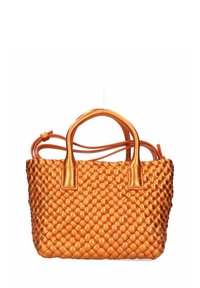Orange vævet lædertaske med to robuste håndtag og en ekstra skulderrem, der har en struktureret, blank overflade.