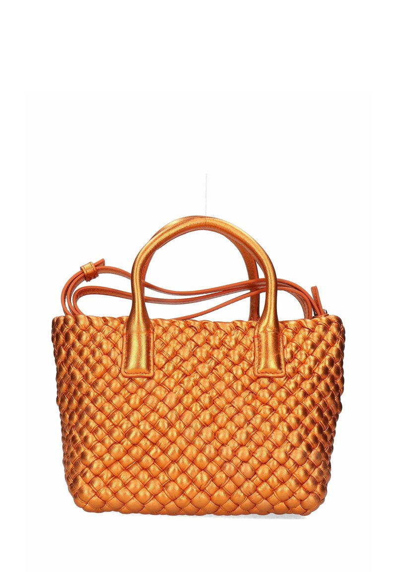 Orange vævet lædertaske med to robuste håndtag og en ekstra skulderrem, der har en struktureret, blank overflade.