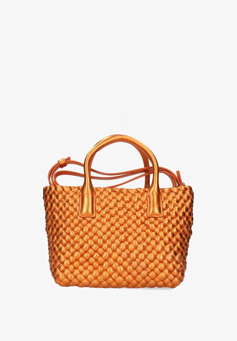 Orange vævet lædertaske med to robuste håndtag og en ekstra skulderrem, der har en struktureret, blank overflade.