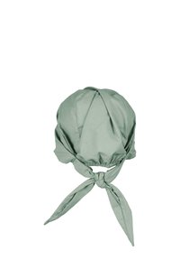 Eșarfă de cap din țesătură verde, cu formă rotundă, legată la bază cu două curele lungi. Textură netedă și design strâns la spate.