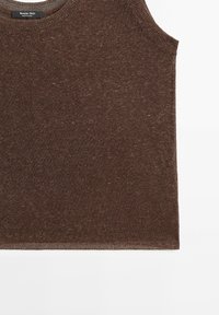 Haut sans manches en maille marron avec un décolleté arrondi et une texture fine. Étiquette indiquant "Massimo Dutti". Design simple et minimaliste.