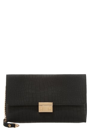 Czarna kopertówka o fakturze imitującej skórę krokodyla, z prostokątnym złotym zapięciem i złotym łańcuszkiem przymocowanym do jednej strony.