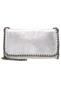 Srebrna metaliczna kopertówka o fakturowanym wykończeniu, z łańcuszkowym paskiem i kontrastowym przeszyciem na krawędziach. Kompaktowa, o prostokątnym kształcie.
