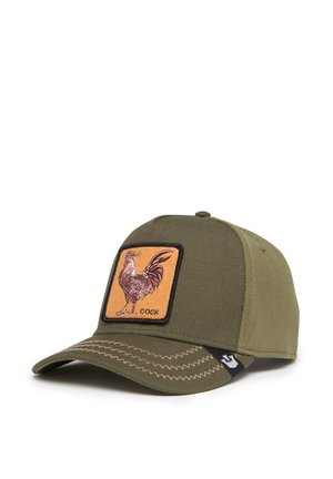 Cappello verde oliva con visiera curva, dotato di una toppa rettangolare con un gallo e il testo "COCK" ricamato in marrone.