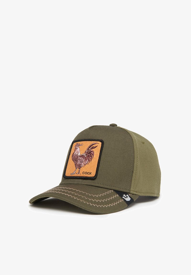 Olivgrüne Kappe mit gebogenem Schirm, ausgestattet mit einem rechteckigen Patch, das einen Hahn und den Text "COCK" in brauner Stickerei zeigt.