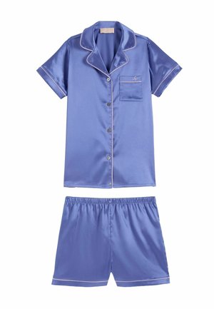 Kortærmet lilla satin pyjamasæt med knappet skjorte og shorts med elastik i taljen, med lyse kanter og en brystlomme.