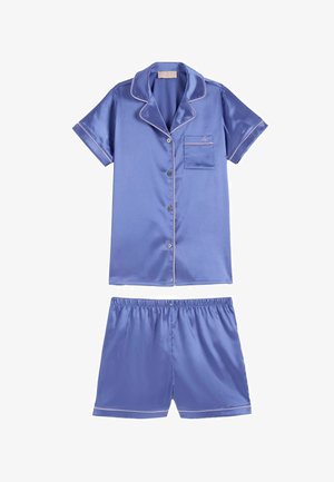 Trumpomis rankovėmis purpurinės spalvos satino pižamos komplektas su marškiniais su sagomis ir šortais su elastiniu liemeniu, dekoruotas šviesiomis apvadų linijomis ir krūtinės kišenėle.