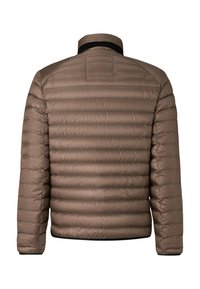 Bruine geïsoleerde pufferjas met horizontale stiksels, opstaande kraag en effen kleurafwerking. Zachte textuur zonder zichtbaar metaalwerk.