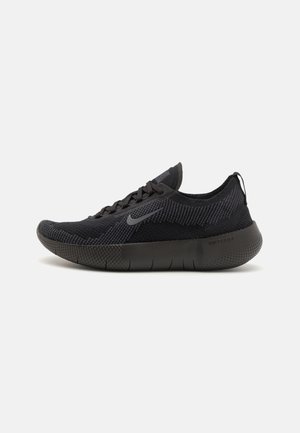 Chaussure de running basse Nike noire avec tige en maille, fermeture à lacets, semelle texturée et logo Nike Swoosh sur le côté.