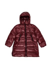 Bordowa kurtka puchowa z kapturem, z poziomym przeszyciem, dwoma czarnymi zamkami błyskawicznymi i błyszczącą, pikowaną fakturą.