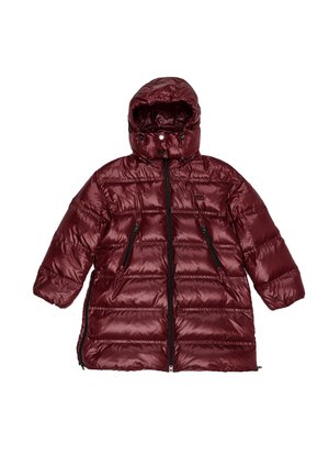 Chaqueta acolchada burdeos con capucha, con costuras horizontales, dos cremalleras negras y una textura brillante y acolchada.