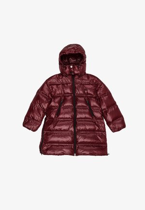 Chaqueta acolchada burdeos con capucha, con costuras horizontales, dos cremalleras negras y una textura brillante y acolchada.