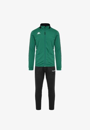 Giacca sportiva verde con accenti neri, chiusura con zip e logo; pantaloni neri con vita elastica e logo sulla gamba. Entrambi realizzati in tessuto di poliestere.
