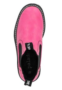 Zapato de slip-on rosa brillante con un exterior de cuero suave, punta redonda, acentos elásticos negros en los laterales y costuras blancas a lo largo de la suela.