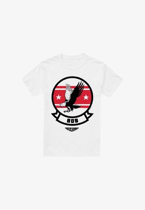 Weißes Baumwoll-T-Shirt mit einem runden schwarzen und roten Motiv, das einen Adler, Sterne und den Text "BOB" sowie "TOP GUN MAVERICK" zeigt.