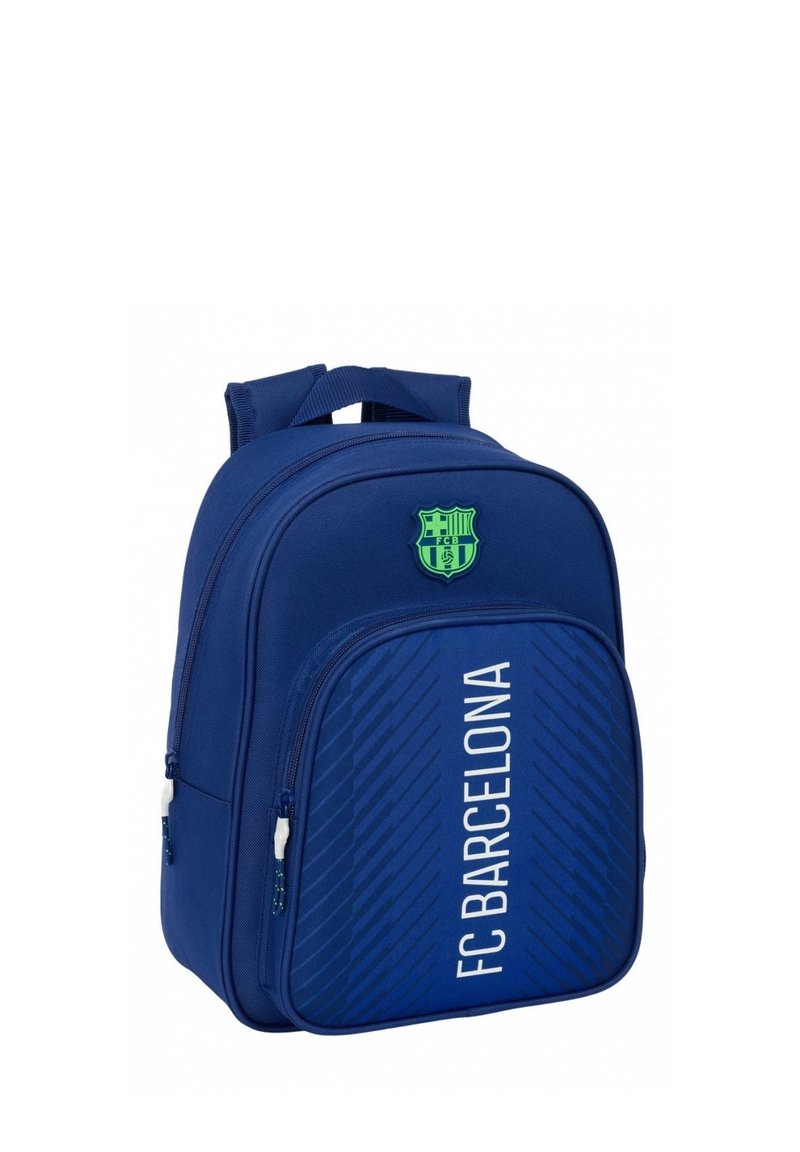 Zaino blu navy con logo del FC Barcellona; tessuto liscio, design frontale angolato, testo bianco che recita "FC BARCELLONA" e manico superiore per il trasporto.