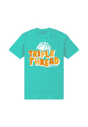Türkisfarbenes T-Shirt mit weißem Basketball-Grafik über dem fettgedruckten orangen Schriftzug "TRIPLE THREAD" und kleiner weißer Aufschrift "HOOPWEAR" darunter.