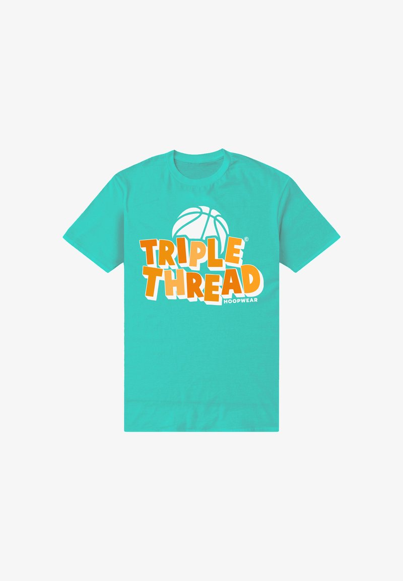 T-shirt turquoise avec un graphique de basketball blanc au-dessus du texte orange vif "TRIPLE THREAD" en gras et un petit lettrage blanc "HOOPWEAR" en dessous.