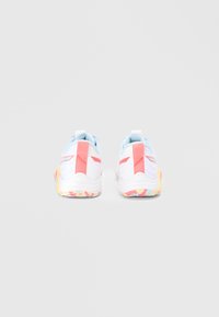 Sportschuhe mit einem überwiegend weißen Obermaterial, hellblauen Akzenten, rosa Fersenschlaufen und einer mehrfarbigen strukturierten Sohle.