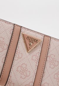 Guess NOREEN jasnoróżowy