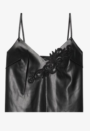 Top en cuir noir à bretelles fines, avec une broderie noire délicate au niveau du col et une texture lisse et brillante.