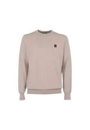 Beżowa bluza z długim rękawem i okrągłym dekoltem, z prążkowanymi mankietami i dołem, z małą czarno-złotą naszywką na lewej piersi.