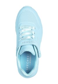 Scarpa sportiva azzurro chiaro con design perforato, punte arrotondate, suola piatta, chiusura con lacci e velcro, e soletta testurizzata con logo del marchio.