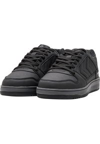 Czarne sneakersy posiadają gładką syntetyczną cholewkę z teksturowanymi akcentami oraz wyściółkę na języku. Grube sznurowadła i gumowa podeszwa dopełniają całość projektu.