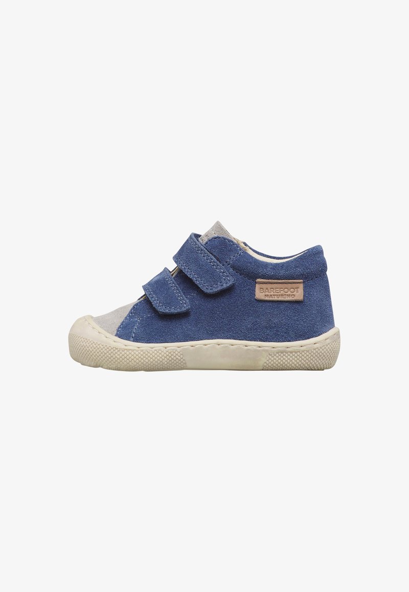 Baskets pour tout-petit bleu et gris avec deux bandes Velcro et semelle blanche texturée, étiquetées "Barefoot Nature" sur le côté.