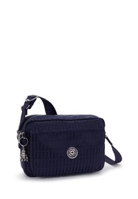 Borsa a tracolla blu navy con superficie testurizzata, chiusura con zip, tracolla regolabile e un charm in metallo attaccato alla zip.