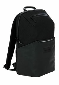 Zwarte rugzak met een gestructureerd ontwerp, met een bovenkant van textuurstof en een glad paneel aan de onderkant. Inclusief een voorste ritszak en een handvat aan de bovenkant.