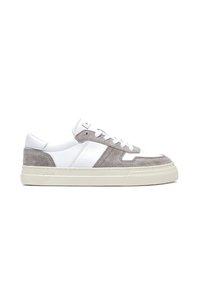 Sneakers con lacci realizzati in pelle bianca e suede grigio. Presentano una suola beige chunky, dettagli testurizzati e un design minimalista.