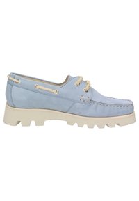 Chaussure bateau en cuir bleu clair avec des lacets en corde beige, bout mocassin piqué et semelle en caoutchouc épaisse couleur blanc cassé.