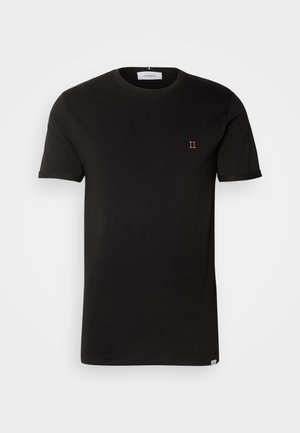 T-shirt en coton noir à manches courtes, col rond, avec un petit "II" orange brodé sur la poitrine. Ourlet et poignets plats.