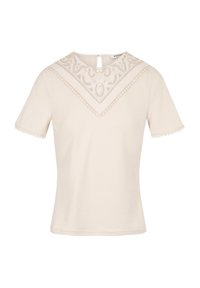 Top de manga corta color crema hecho de una tela suave, que presenta un yugo de encaje con un patrón intrincado y un pequeño adorno decorativo a lo largo del cuello y las mangas.