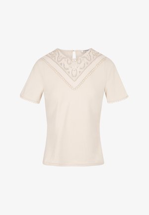 Kurzärmliges cremefarbenes Oberteil aus weichem Stoff, das mit einem Spitzen-Einsatz mit detailliertem Muster und einem kleinen dekorativen Besatz entlang des Kragens und der Ärmel versehen ist.