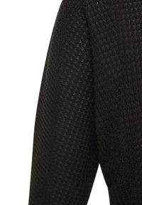 Schwarzer Textilstoff mit waffelartigem Muster, ausgestattet mit einem Dreiviertelärmeldesign und einem glatten Saum.