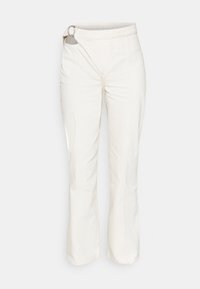 Pantalon crème à taille haute, avec des détails de anneau sur les côtés, coupe droite et tissu texturé. Présente des coutures avant et une finition lisse.