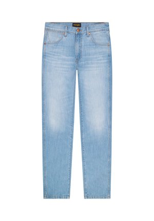 Jasnoniebieskie jeansy Wrangler z projektem pięciu kieszeni, zapięciem na guziki i lekkim wyblaknięciem na przednich udach, położone płasko na białym tle.