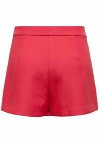 Shorts rouges taille haute, cintrés, avec plis à l'avant et une large ceinture, réalisés en tissu lisse.