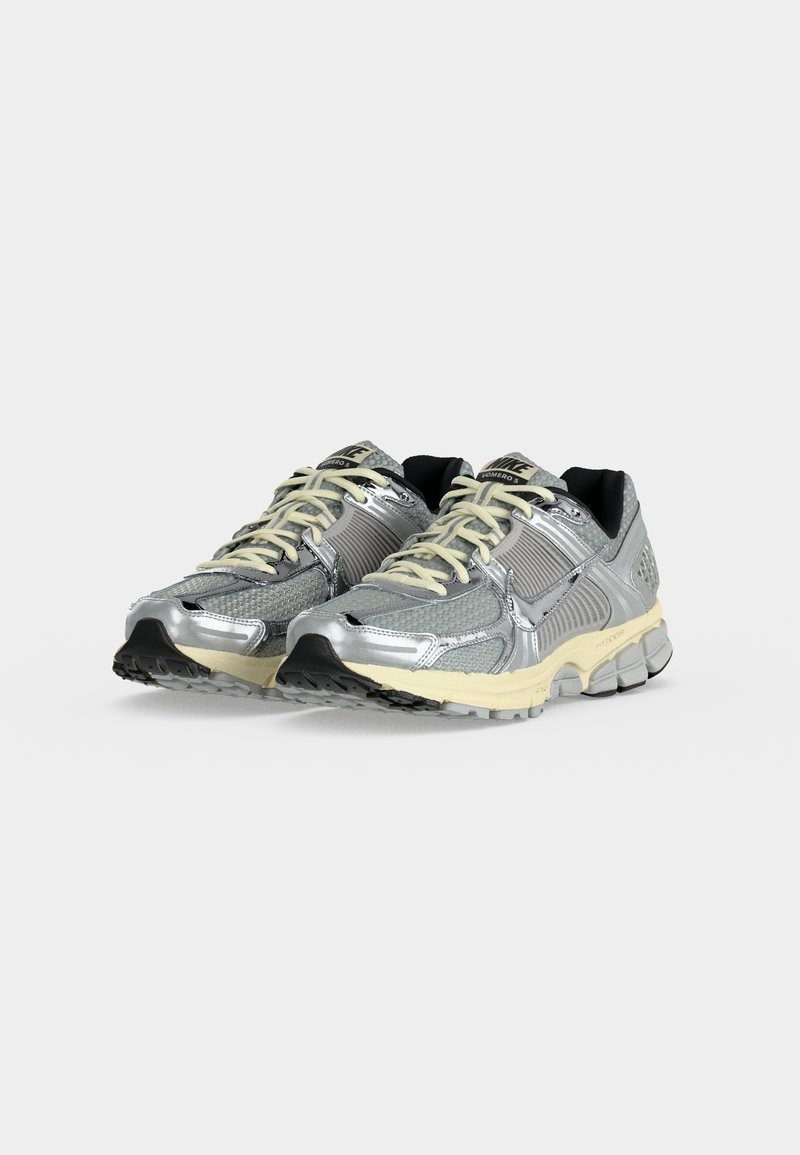 Nike Sportswear ZOOM VOMERO 5 SE - Tenisky - grey fog/chrome/metallic silver-coloured/coconut milk/black/white