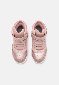 Rozā sintētiskie sporta apavi ar gludu virsmu, polsterētām mēlītēm, spiedpogām un perfordēšanas dizaina detaļām. Baltas gumijas zoles.