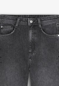 Donkergrijze denim jeans met een klassiek vijf-pocket ontwerp, zilveren hardware en met studs versierde accenten aan de zijkant voor extra detail.